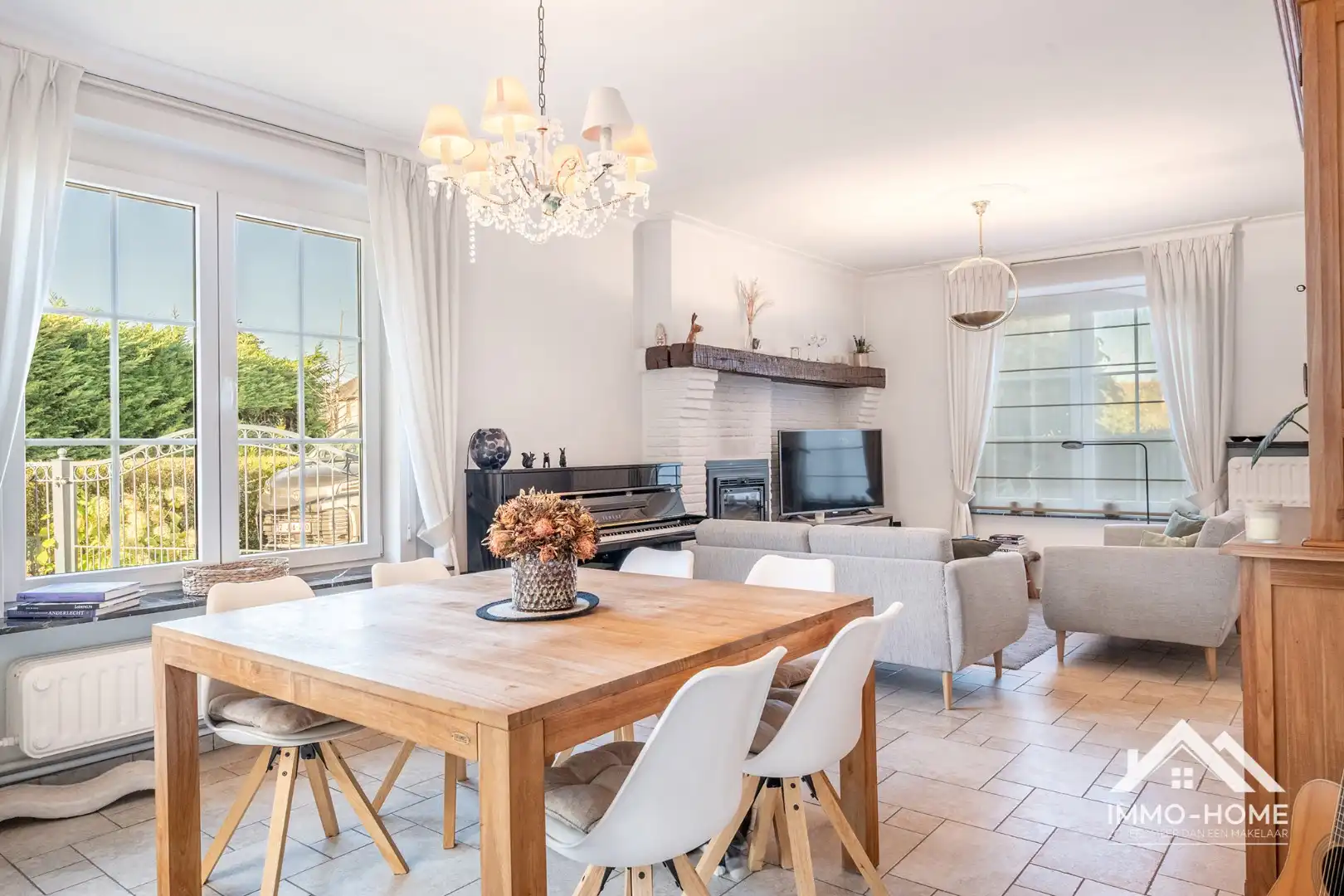 Charmante instapklare halfopen woning met ruime oprit! foto {{pictureIndex}}