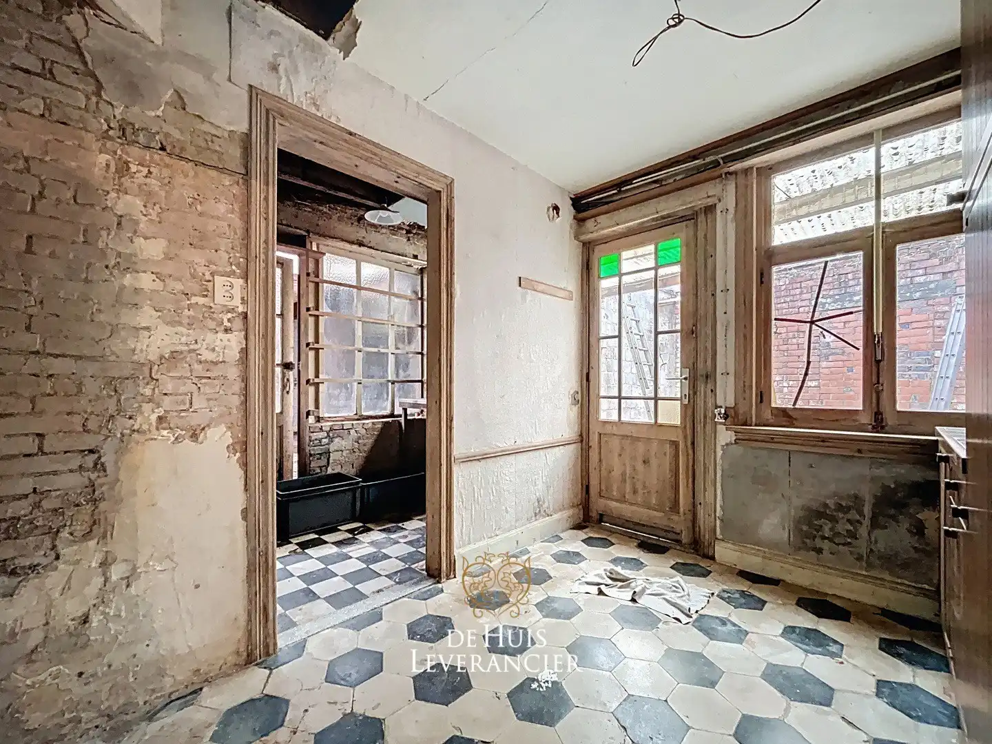 Te renoveren woonst in centrum Kontich te koop met 1001 mogelijkheden foto {{pictureIndex}}