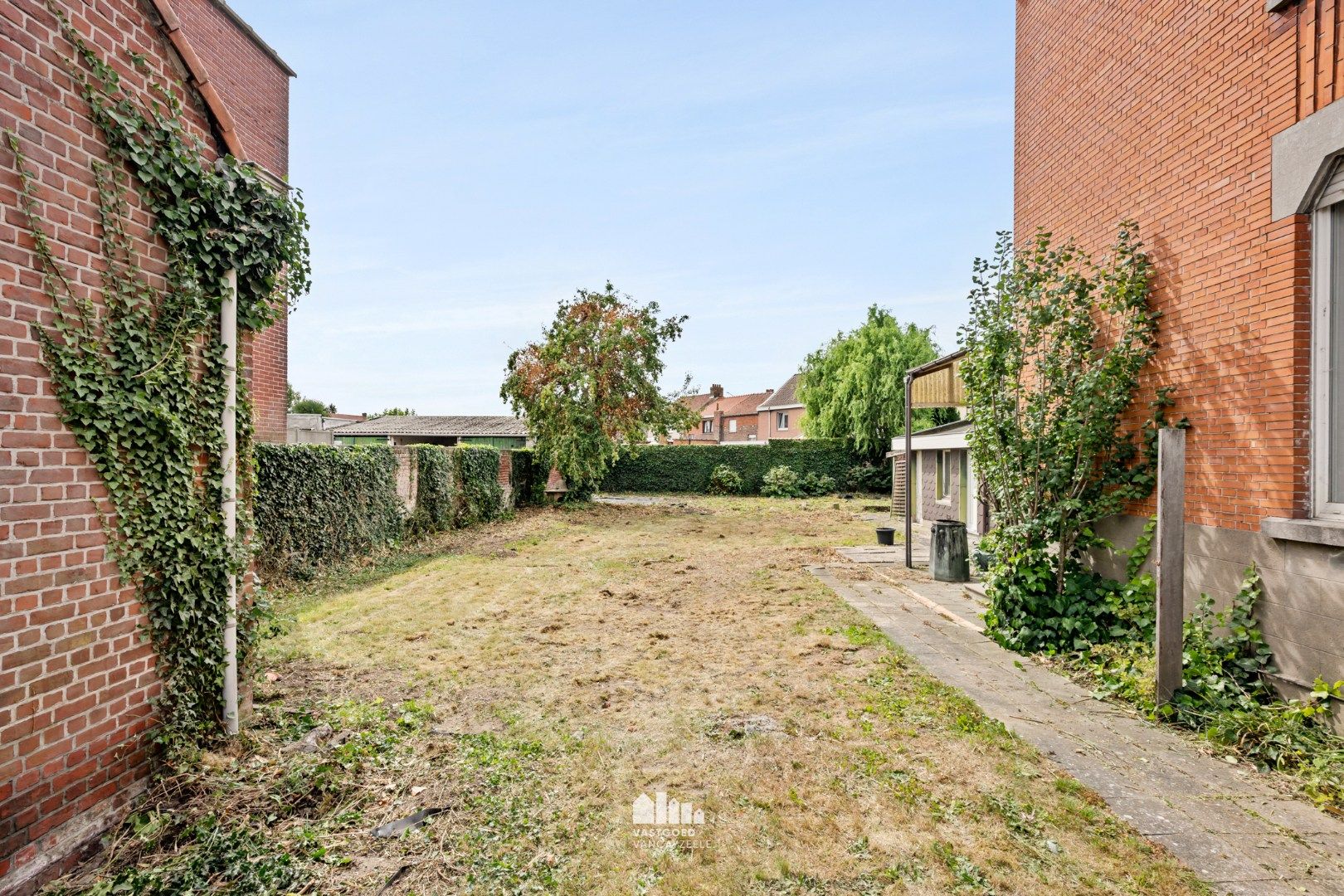 Te renoveren herenwoning met zonnige tuin en garage in hartje Ieper foto 16