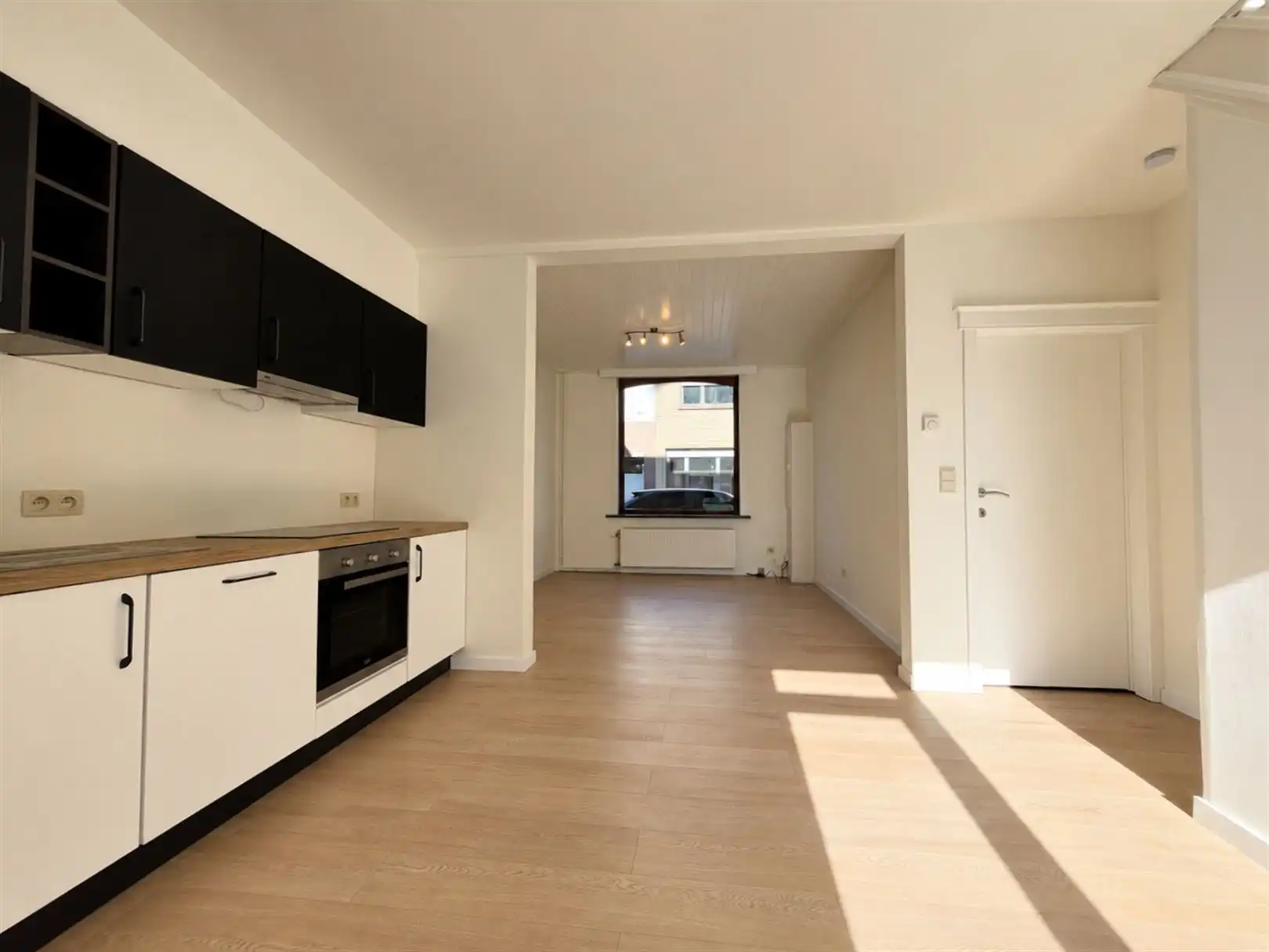 Gerenoveerde woning met zonnige tuin foto 4