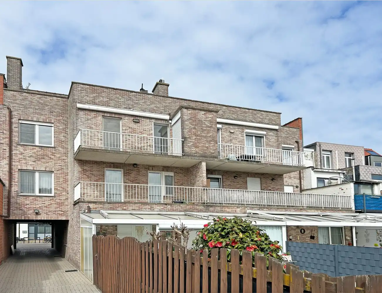 Instapklaar drie slaapkamer appartement met terras in Wijnegem foto 11