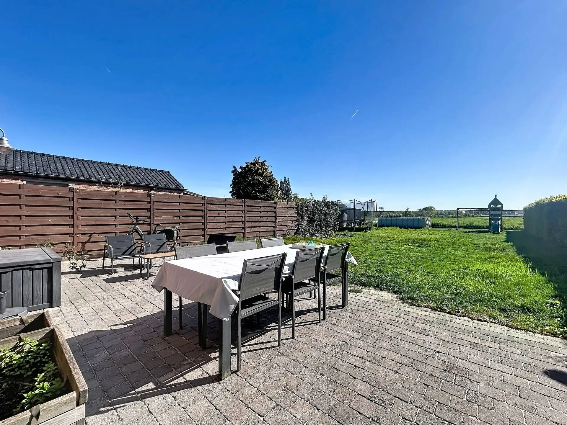 Ruime (264m²) strakke woning met vier slaapkamers en garage op perceel van 693m². foto 6