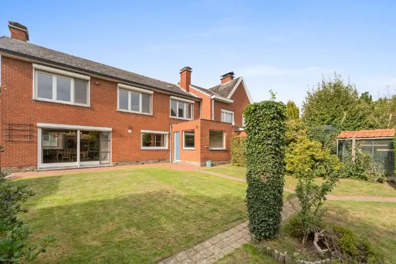 Roeselare. Uitzonderlijke ruime driegevelwoning met 5 slaapkamers en bureel, rustige straat en centraal gelegen. Zuidelijke tuin. Ideaal voor gezinnen / thuiswerkers. foto 2