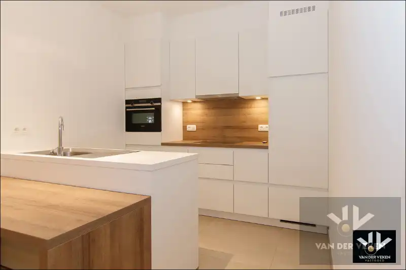 RECENT 2-SLPK SERVICEFLAT IN HET HART VAN HASSELT MET GUNSTIG RENDEMENT foto {{pictureIndex}}