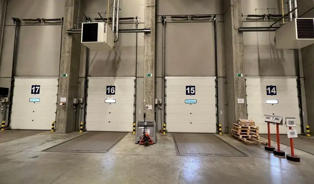 Logistieke loodsen met laadkades vlakbij R42 in Sint-Niklaas foto 4