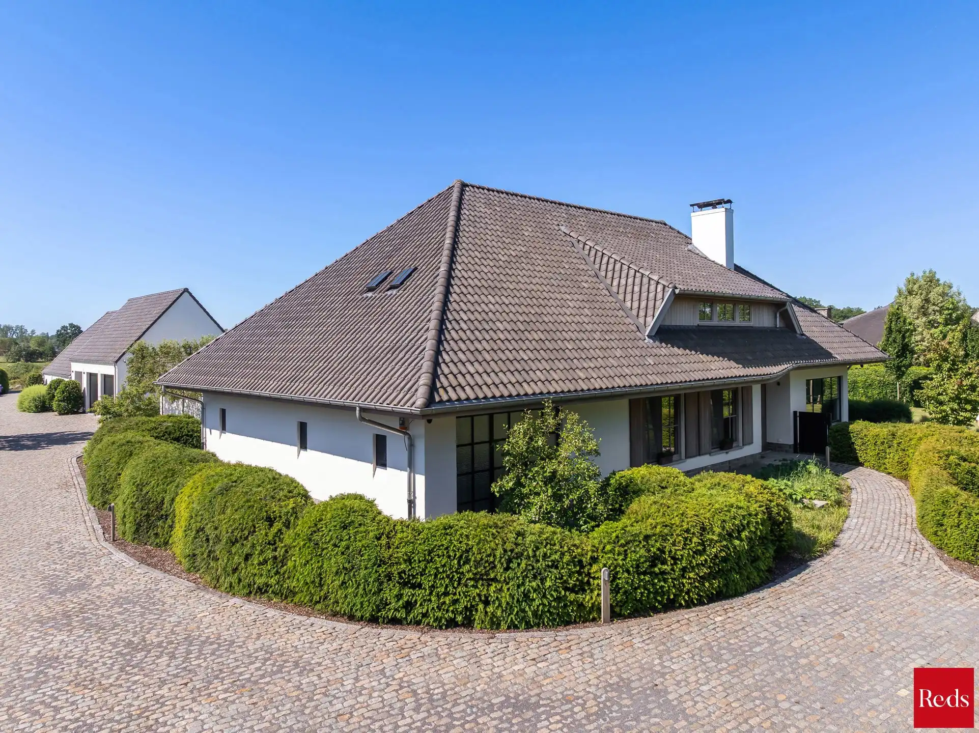Luxueuze villa met bijgebouw en mogelijkheid tot aankoop achtergelegen weilanden.  foto {{pictureIndex}}