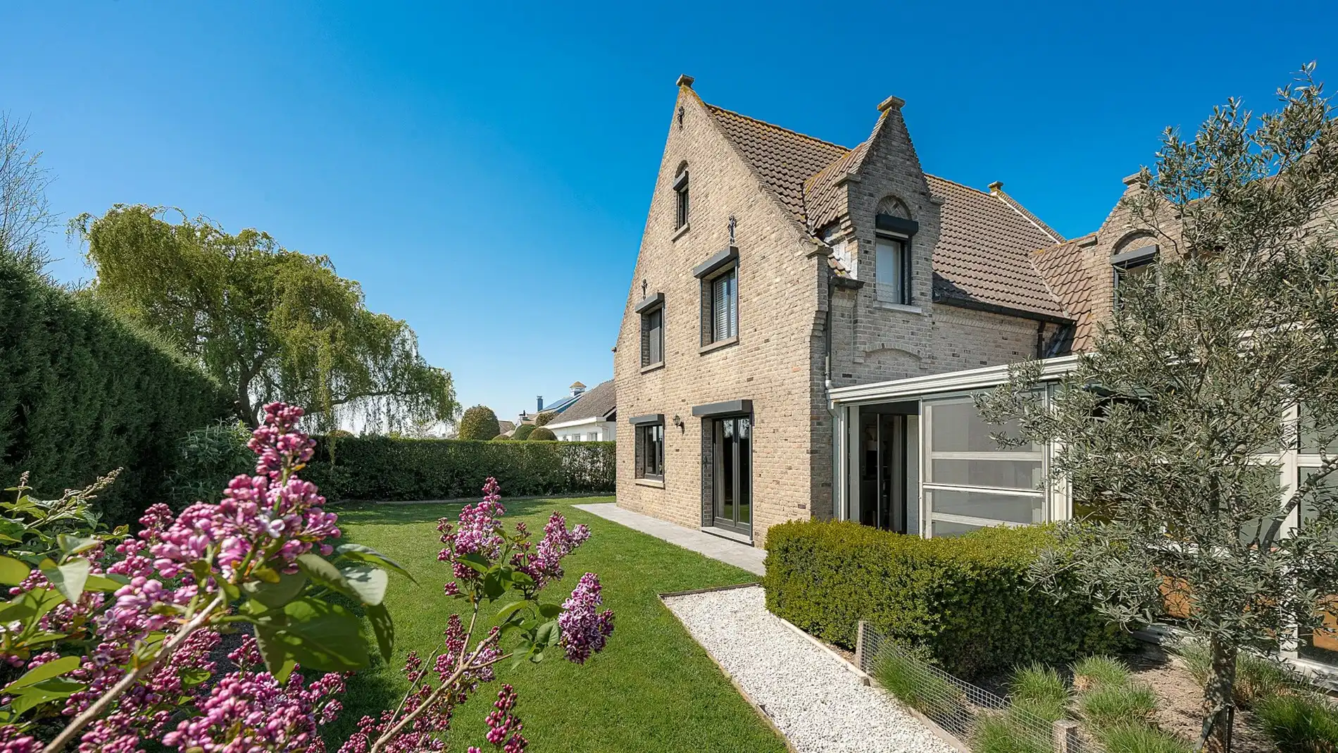 Vijf slaapkamers, groot volume in een alleenstaande villa te Knokke foto 3