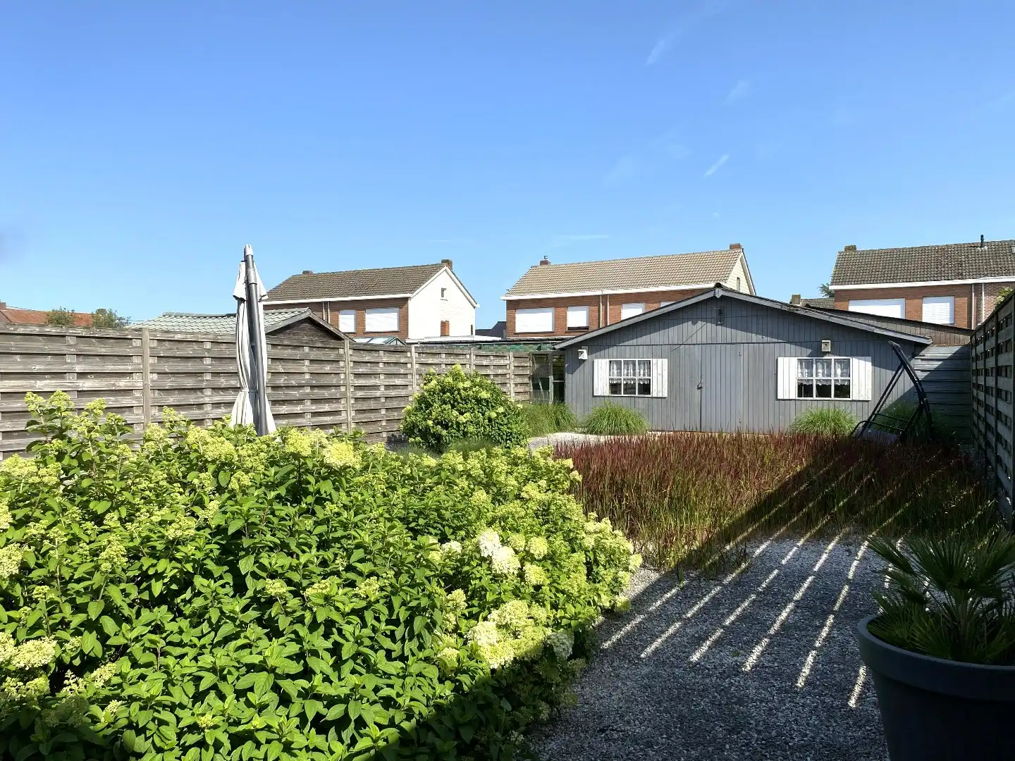 RUIME RUSTIG GELEGEN WONING MET PRACHTIG AANGELEGDE TUIN  foto 11