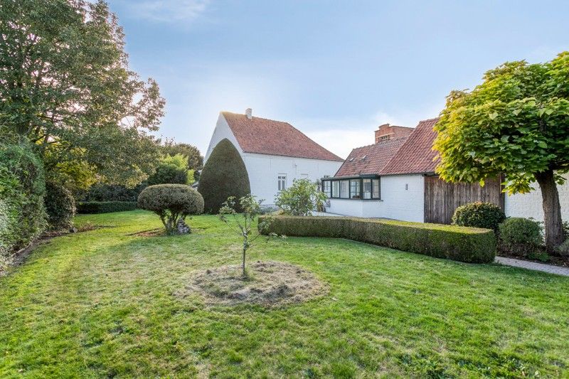 Hoofdfoto van de publicatie: 🏡 Uniek en authentiek pand vol karakter en mogelijkheden. Ruime woning, multifunctionele bijgebouwen en een charmante, omsloten tuin.