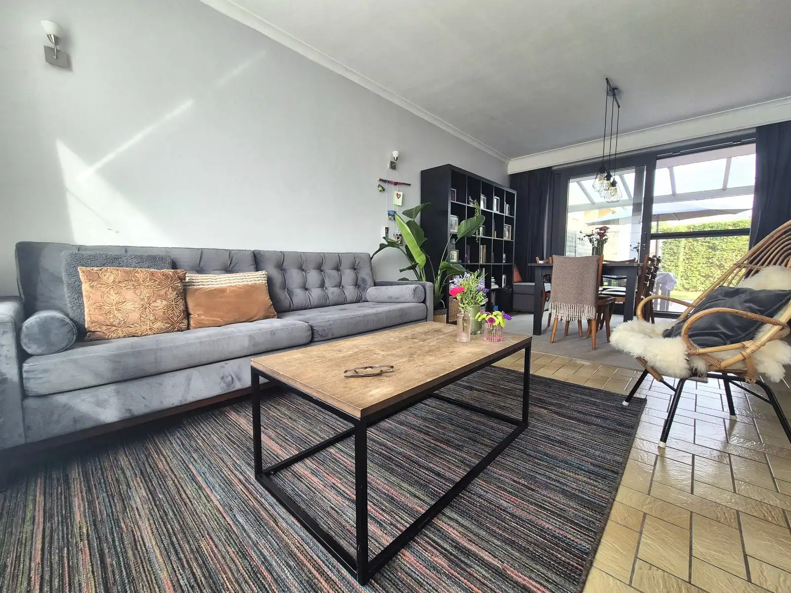 Lichtrijke halfopen woning met garage in een rustige straat foto 6