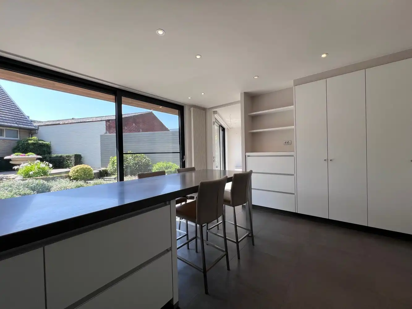Instapklare woning met 5 slaapkamers en praktijk/kantoorruimte foto 6