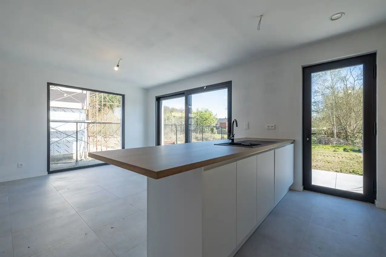 Kwalitatief afgewerkte nieuwbouwwoning met 3 slk. foto 7