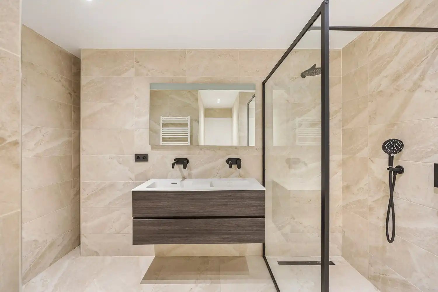 Modern gelijkvloers appartement met een zeer grote tuin (±200m²)  in hartje Sint-Niklaas! foto 2