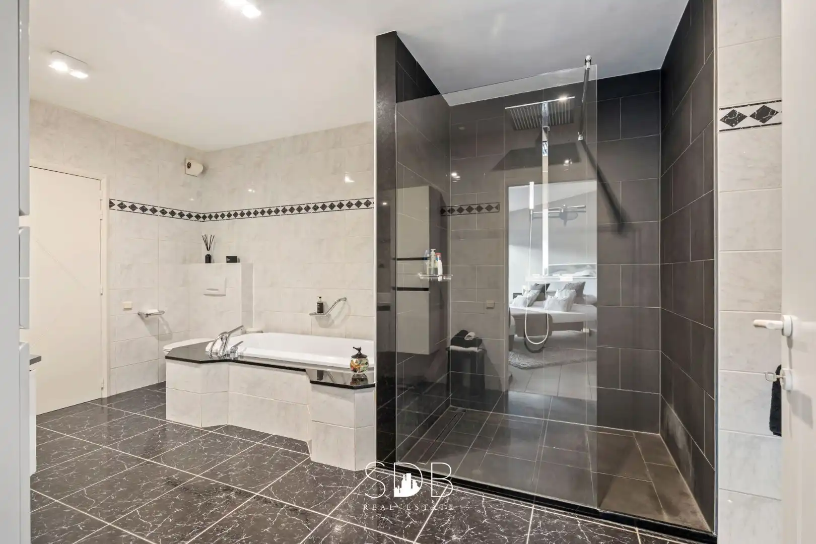 Prachtige ruime villa met gezinstuin + appartement op 2.135m² foto 15