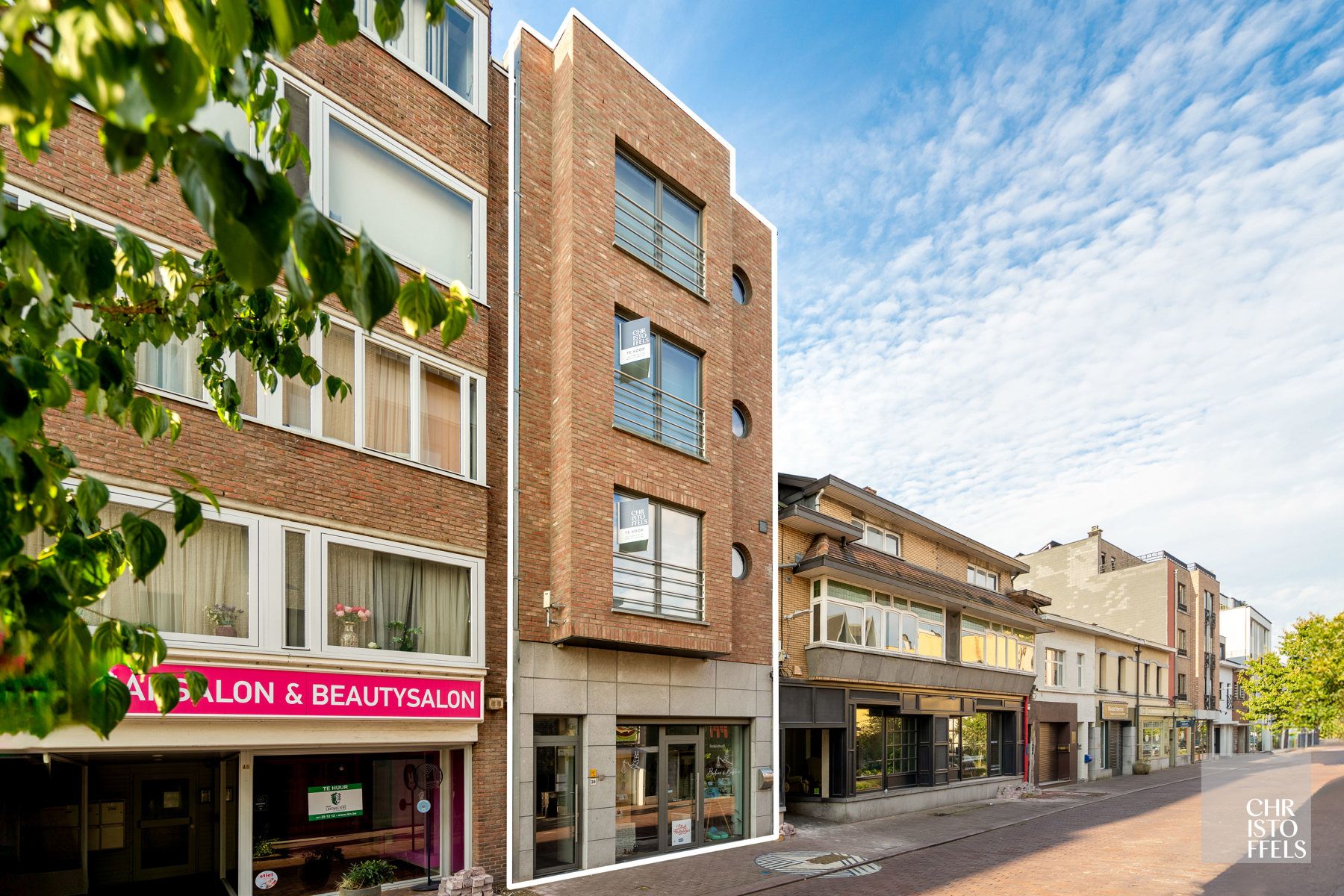 2 appartementen en verhuurd handelspand in Genk centrum! foto 8