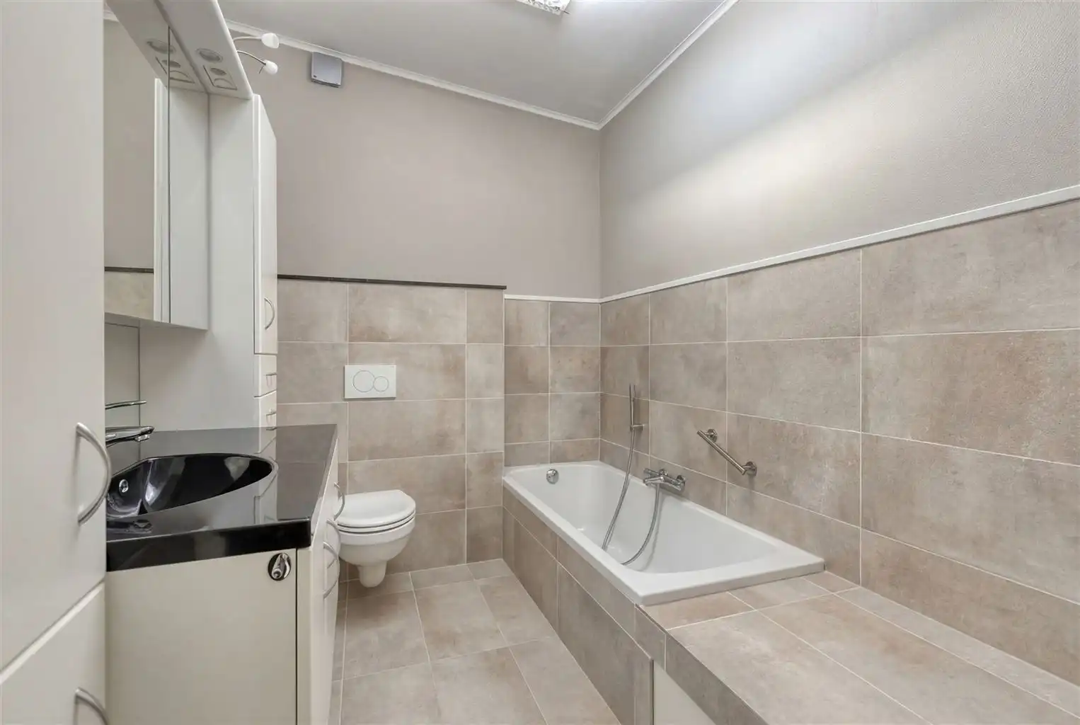 Ruime halfopen stadswoning met 3 slaapkamers, gezellige binnenkoer en achterliggende loods in het centrum van Maaseik. foto 13