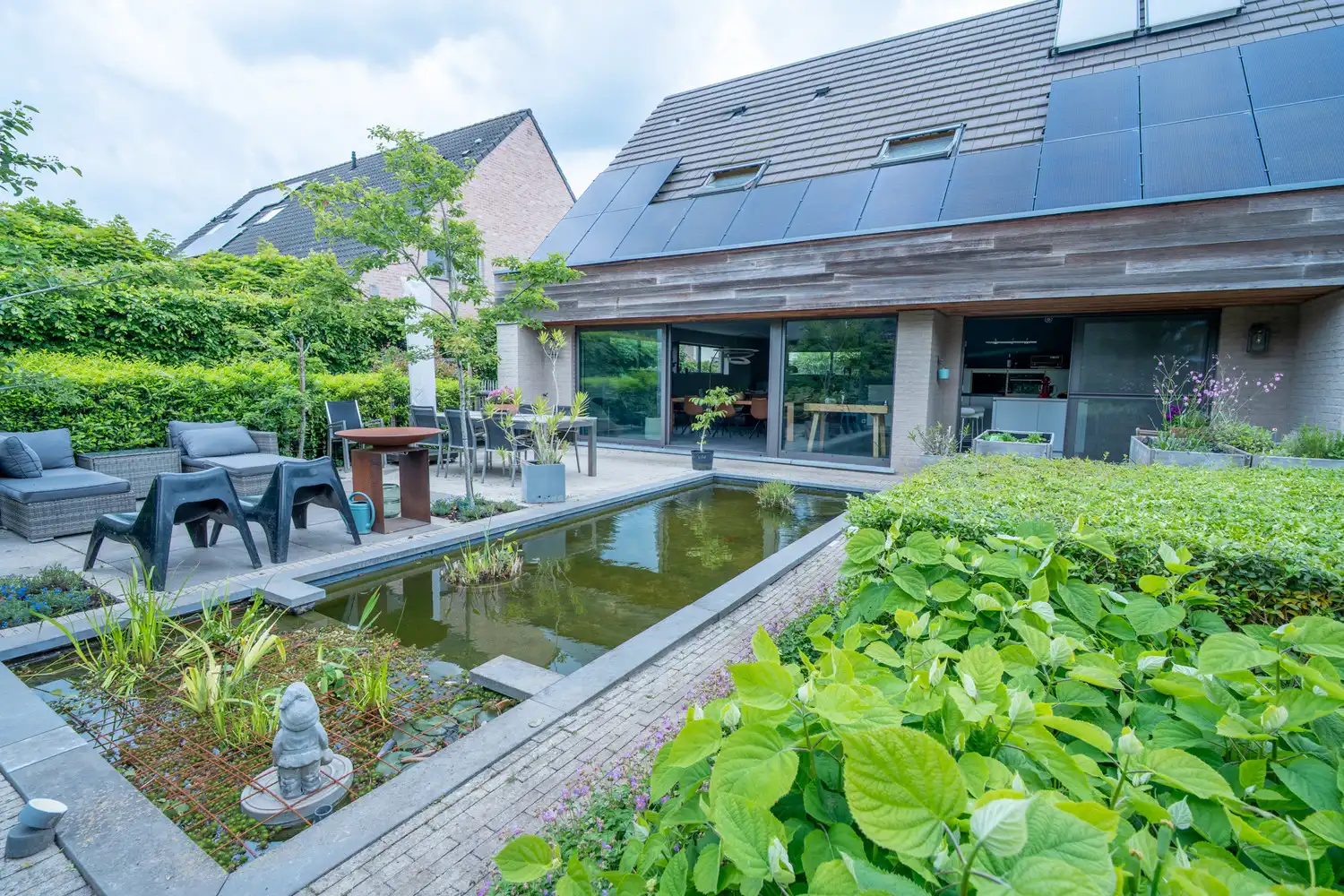 Een zonovergoten woning met aangelegde tuin en vijver, met instelprijs. foto 25