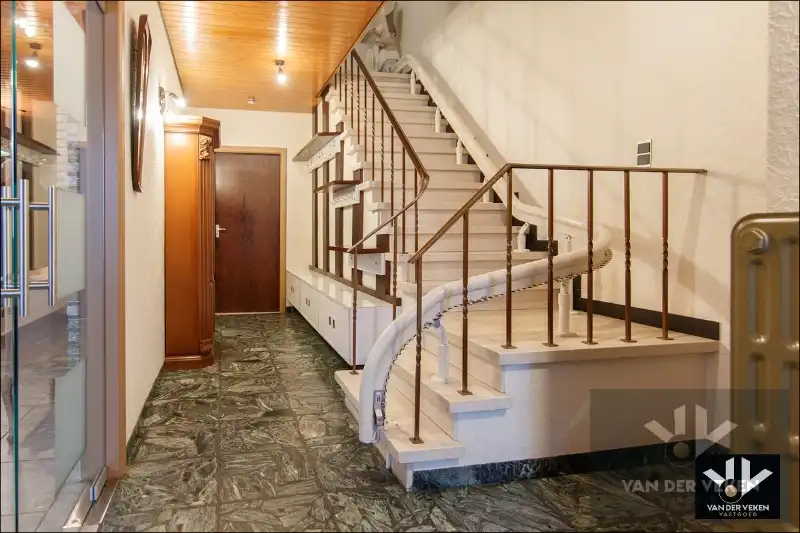 DEGELIJKE GEZINSWONING  MET GARAGE  IN DE SINT-CATHARINAWIJK foto 3