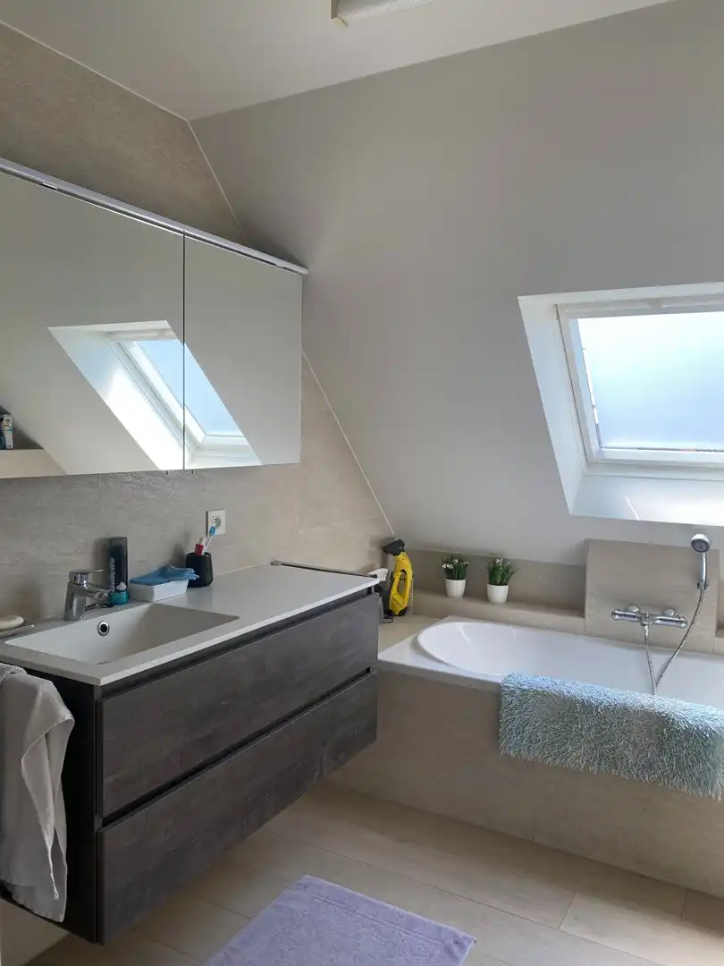 Instapklare, drempelloze gezinswoning met 4 slaapkamers, 2 badkamers en prachtige tuin foto 13