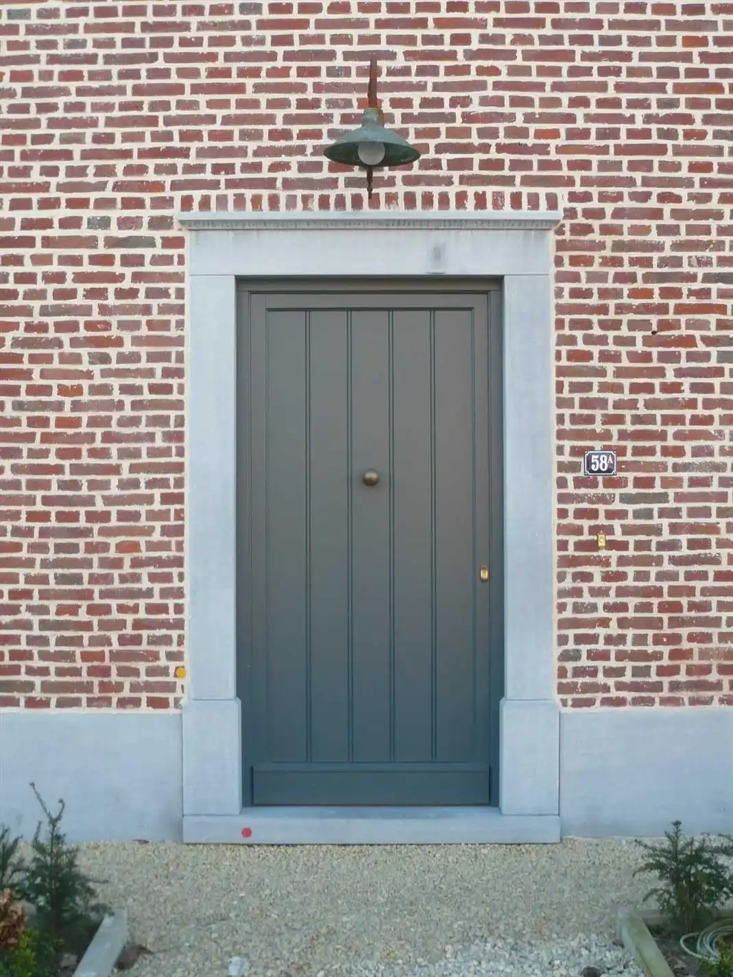 Mooie gerenoveerde vrijstaande woning met garage en achterliggend terrastuintje. foto 4