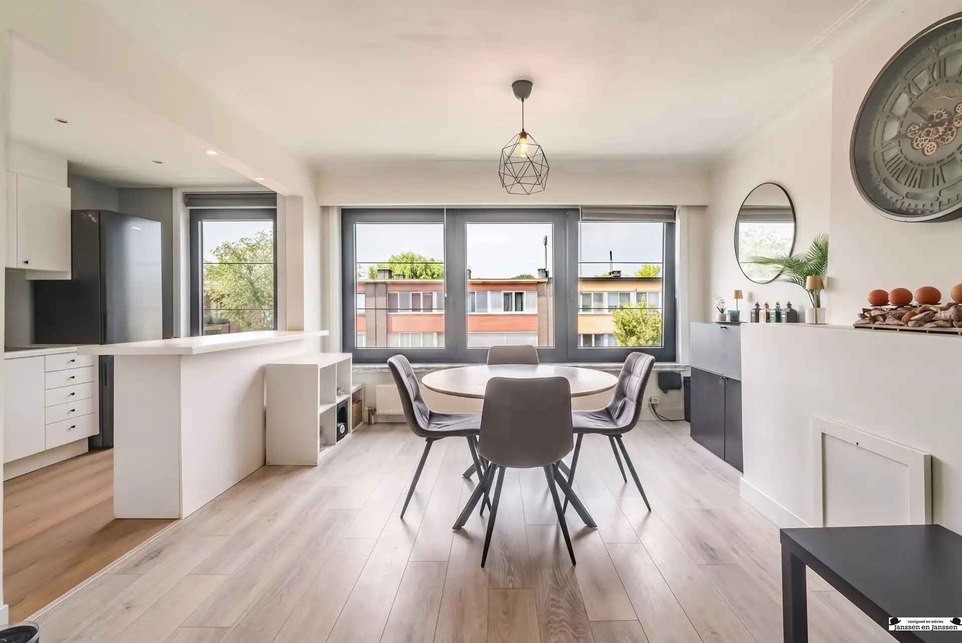 Instapklaar 2-slaapkamer appartement met terras foto 2