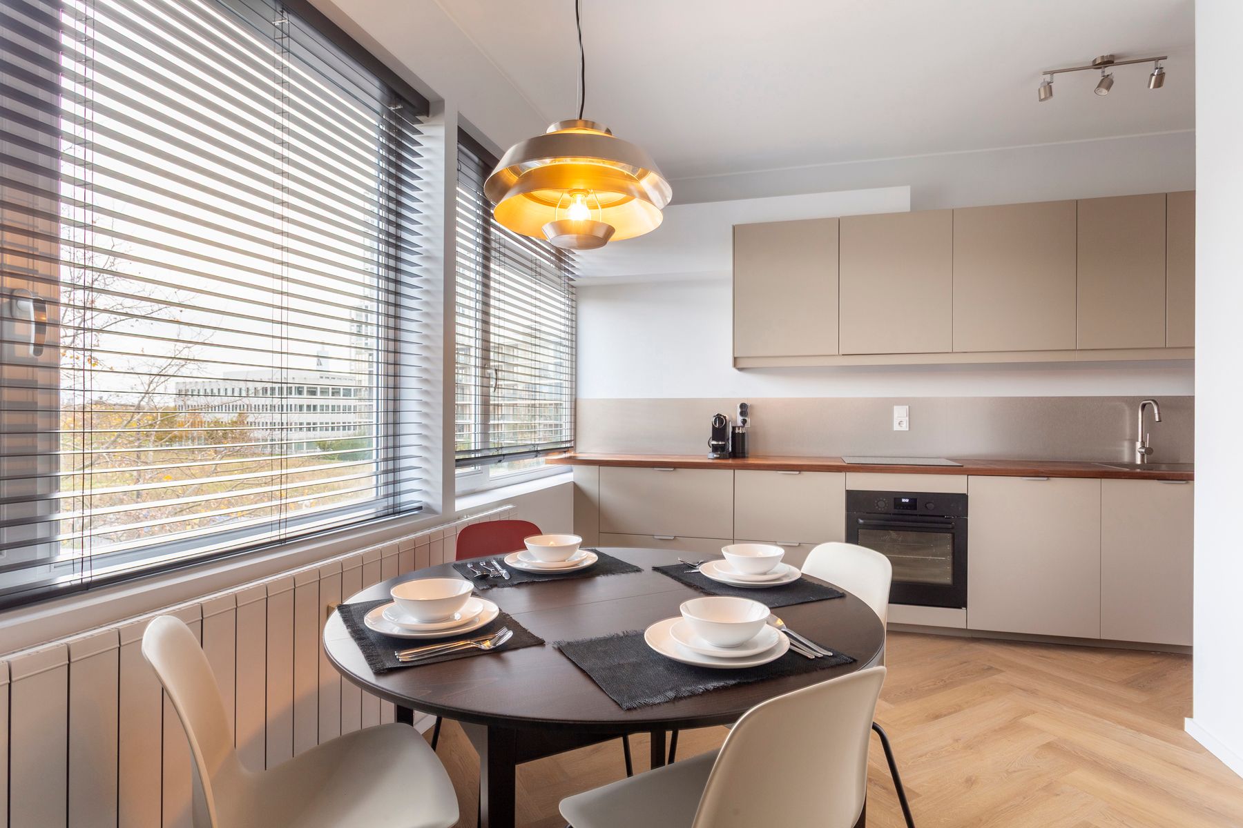 Gemeubeld appartement met buitenruimte aan het Zuidpark foto 4