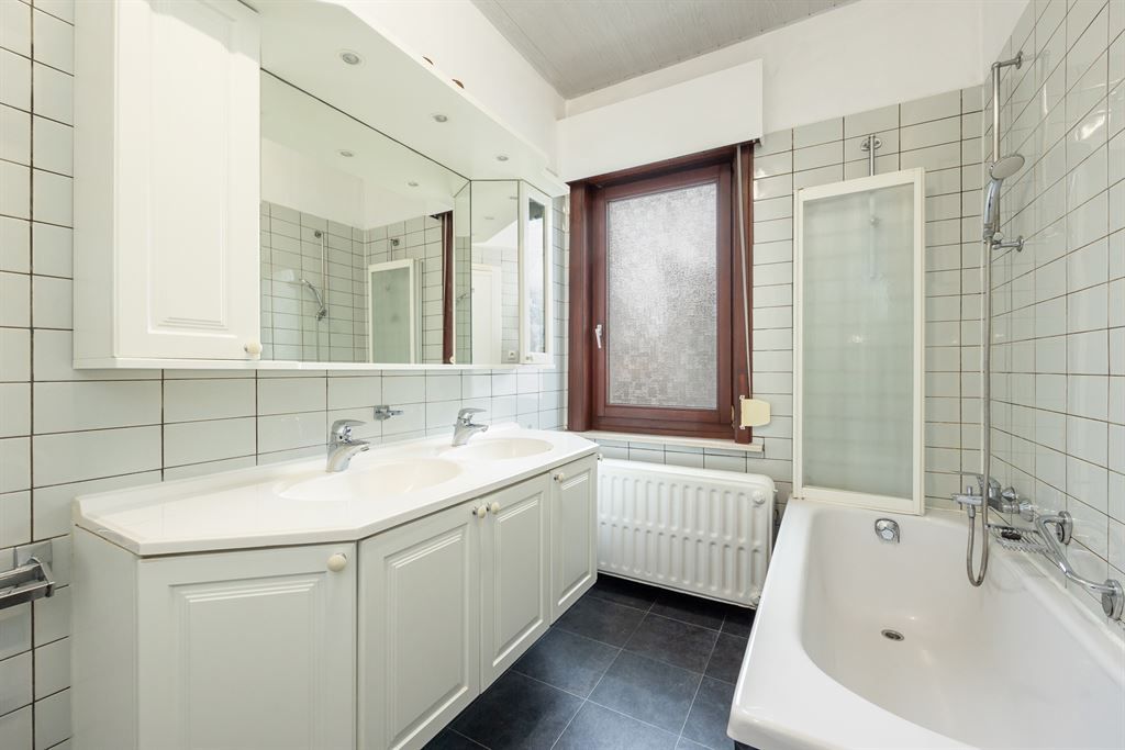 Gezellige woning met ruime garage en stadskoer foto 13