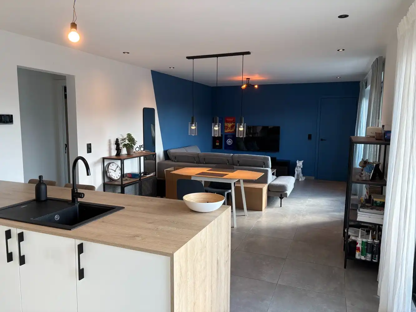 Prachtig recent appartement (3 slk + terras) met parking en berging op rustige locatie aan het kanaal. foto 8