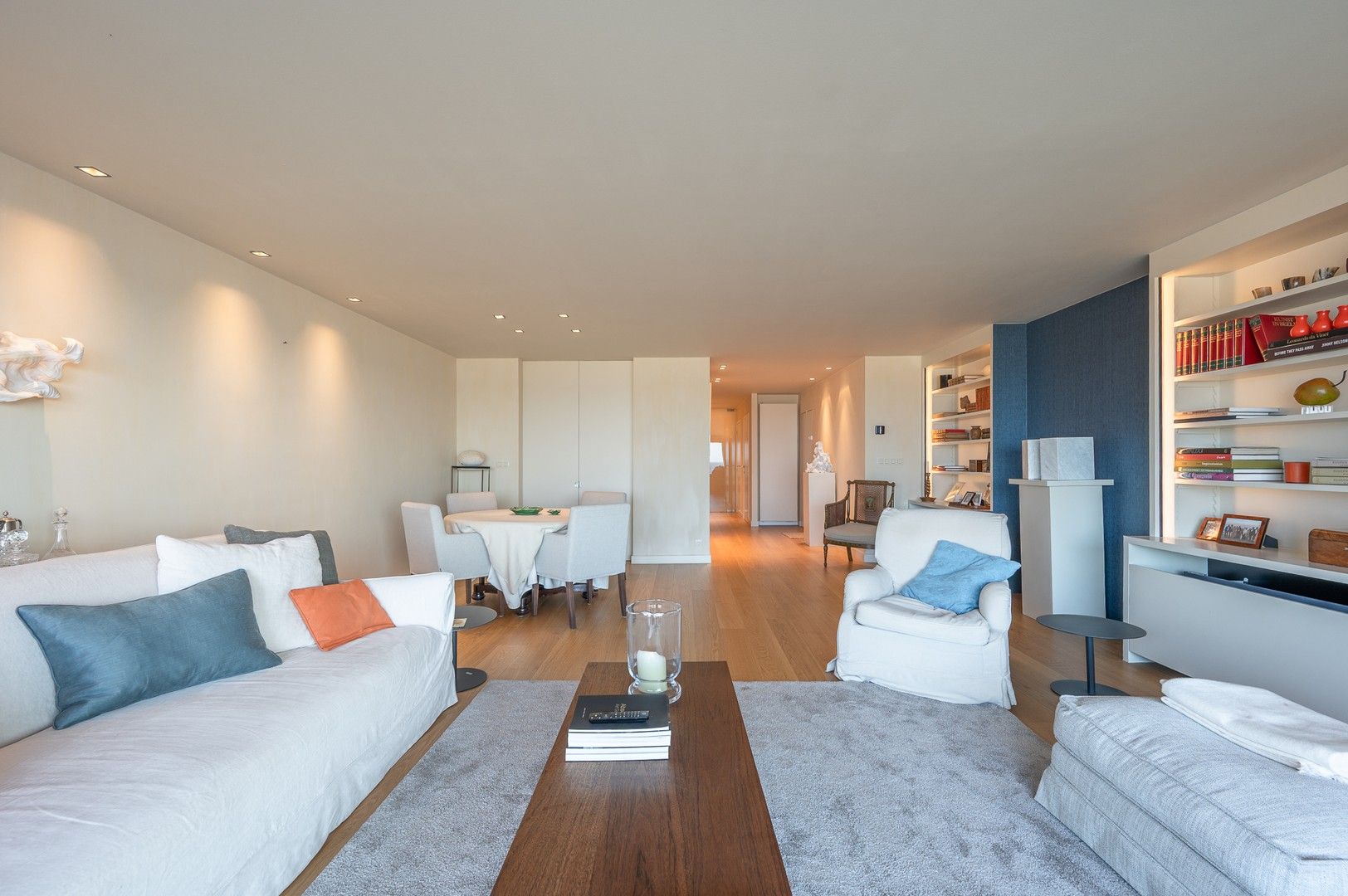 Prachtig appartement met frontaal zeezicht gelegen in hartje het Zoute met 6 meter gevelbreedte. foto 8