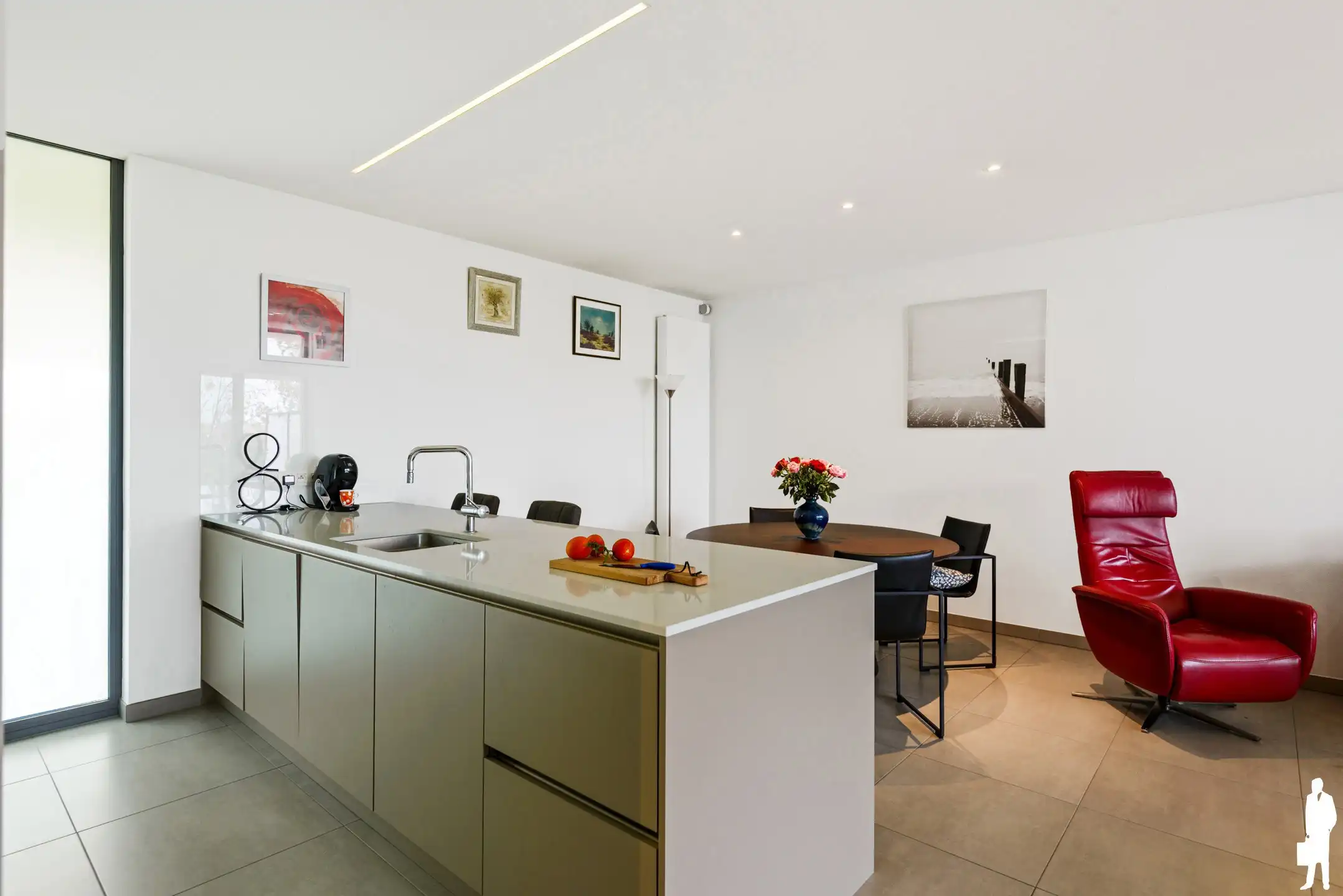 Stijlvol appartement met terras en 2 autostaanplaatsen foto 7