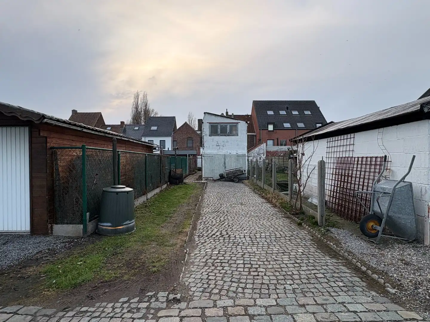 Te renoveren woning te koop in Harelbeke met uitweg.  foto 14