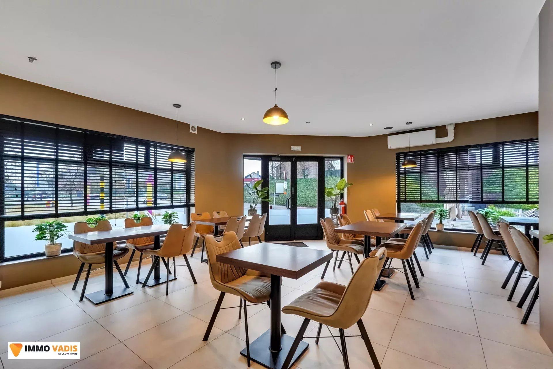 Handelspand  en appartement met garage en parkeerplaatsen foto 18