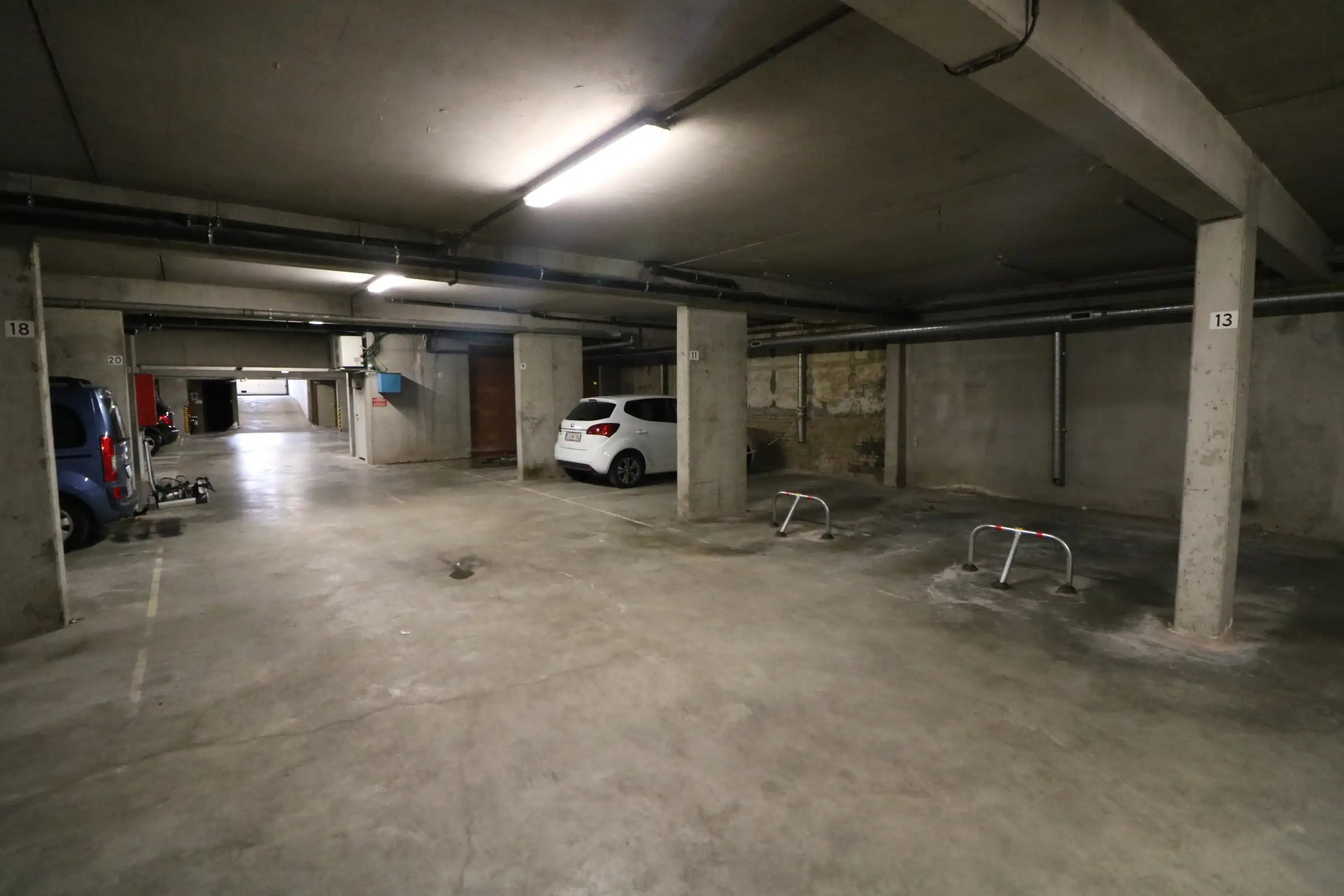 Ruime autostaanplaats  foto 2