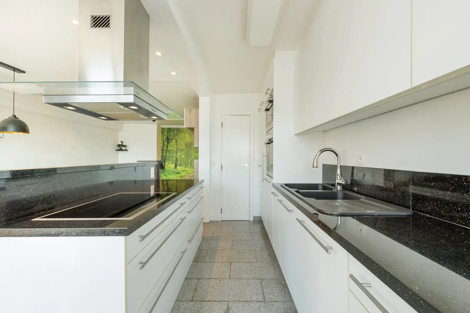 Ruim en lichtrijk 2-slpk appartement met terras en kelderberging in Borgerhout foto 7