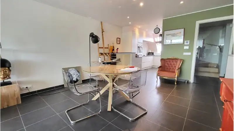 Instapklare 2-slaapkamerduplex met terras en carport te huur in Sijsele Damme foto 5