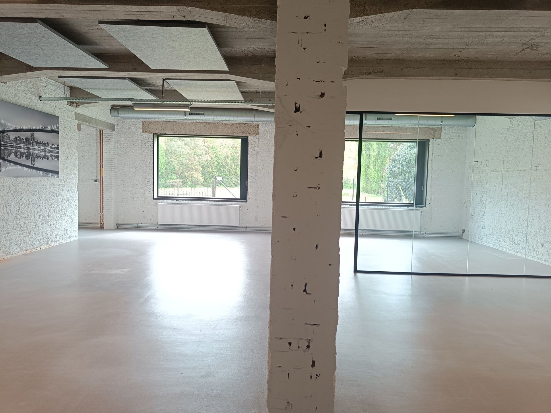 Volledig gerenoveerde polyvalente ruimte  te huur, ook tijdelijke huur / POP-UP van max. 4 maanden mogelijk ! foto 3