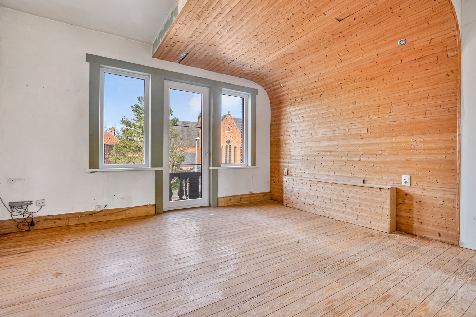 Deels te renoveren Herenwoning met 6 slpks en grote tuin. foto 17