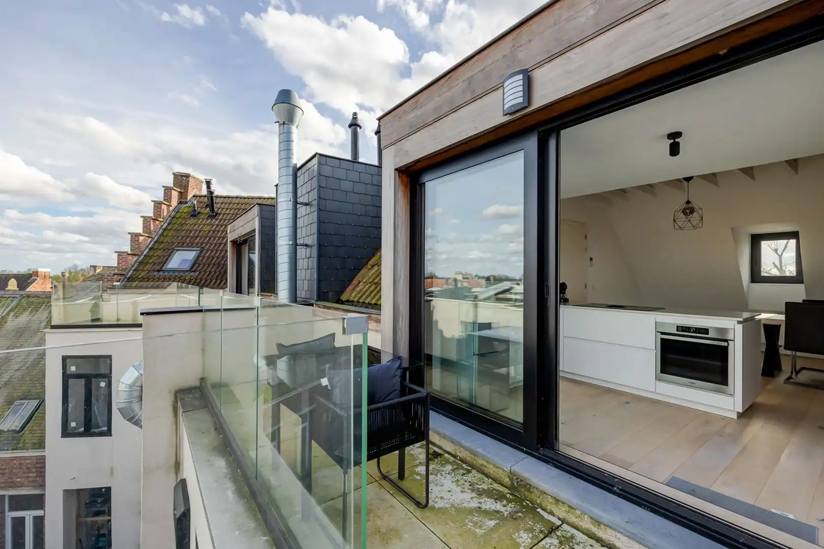 Lofty dakappartement met terras foto 13