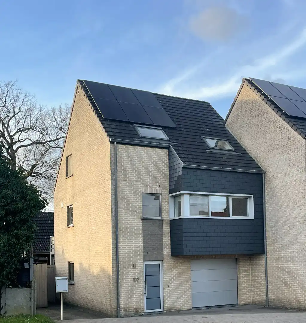 Verzorgde bel-etagewoning met 3 slpk, terras, patio  en garage nabij het centrum van As. foto {{pictureIndex}}