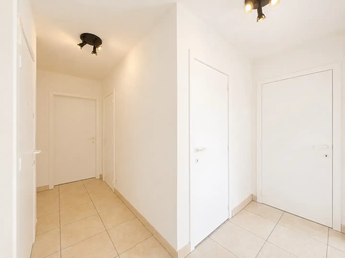 Opgefrist 2-slaapkamerappartement met 2 terrassen en garagebox in centrum Knesselare foto 9