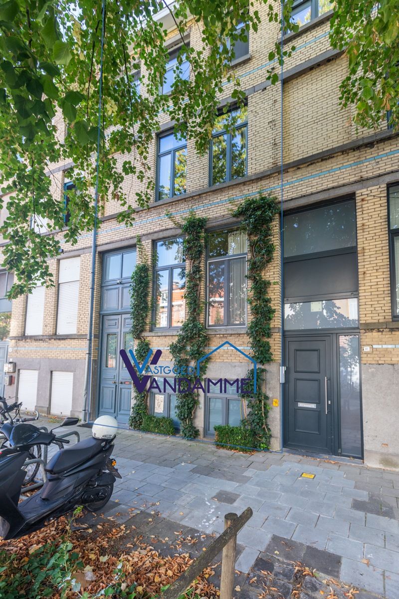 Unieke, instapklare  burgerwoning met 3 slaapkamers, aparte studio, Italiaanse tuin...(Energielebel B,  zonnepanelen...) foto {{pictureIndex}}