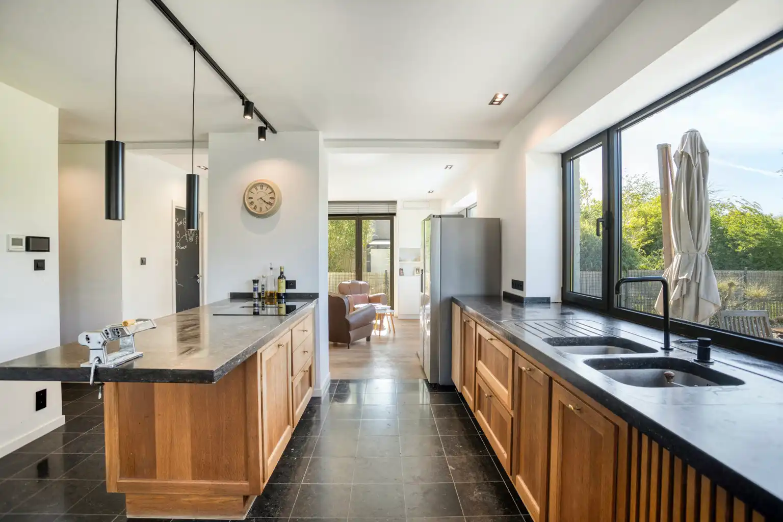 MOOIE, VOLLEDIG GERENOVEERDE WONING MET TUIN  foto 4