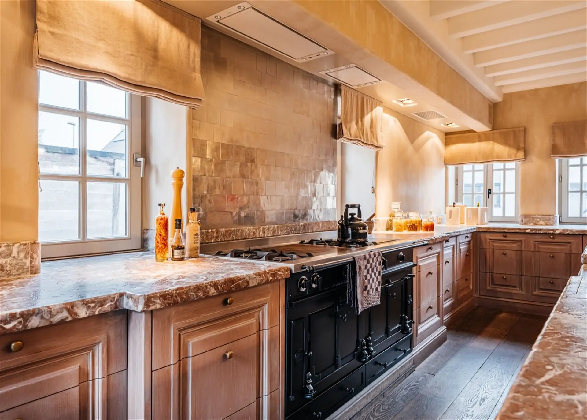 Charmante, hoogwaardig afgewerkte woning in een woonwijk. foto 5