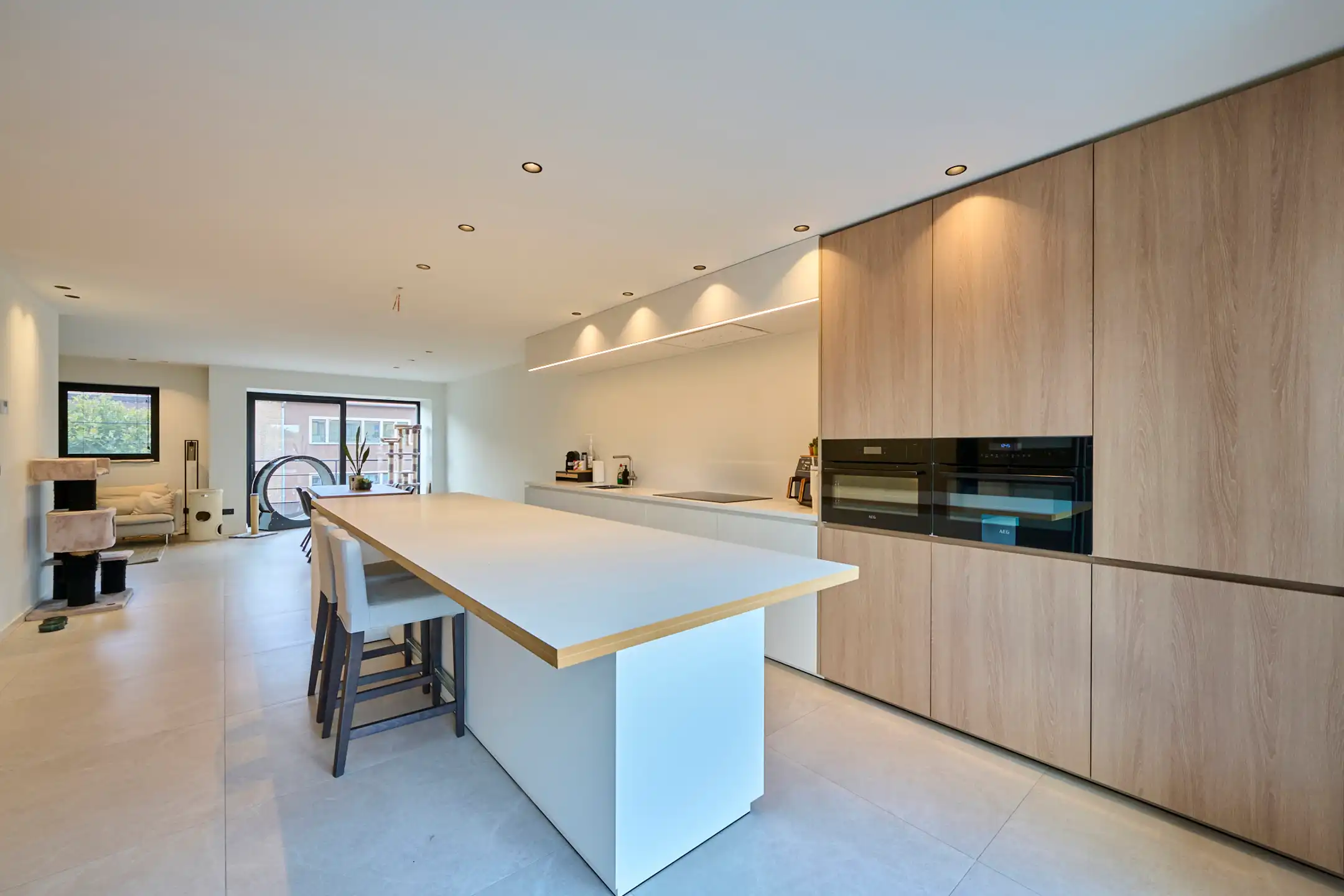 ZEER RUIM MODERN EN LICHTRIJK TRIPLEX APPARTEMENT VAN 160m² foto 3