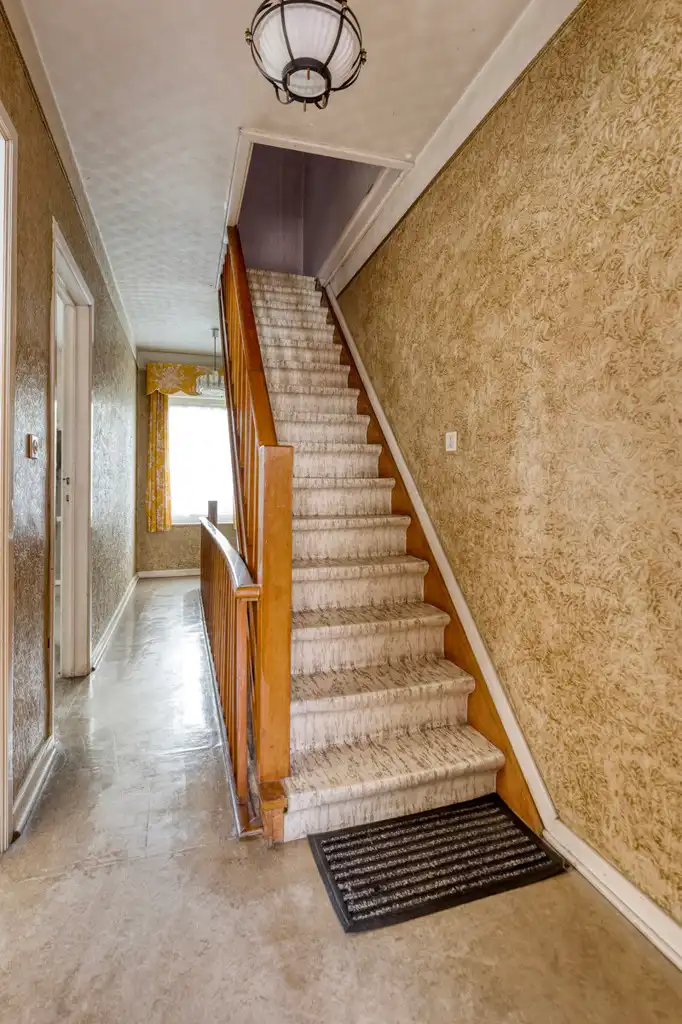 Ruime te renoveren tweegevelwoning op gunstige locatie foto 3