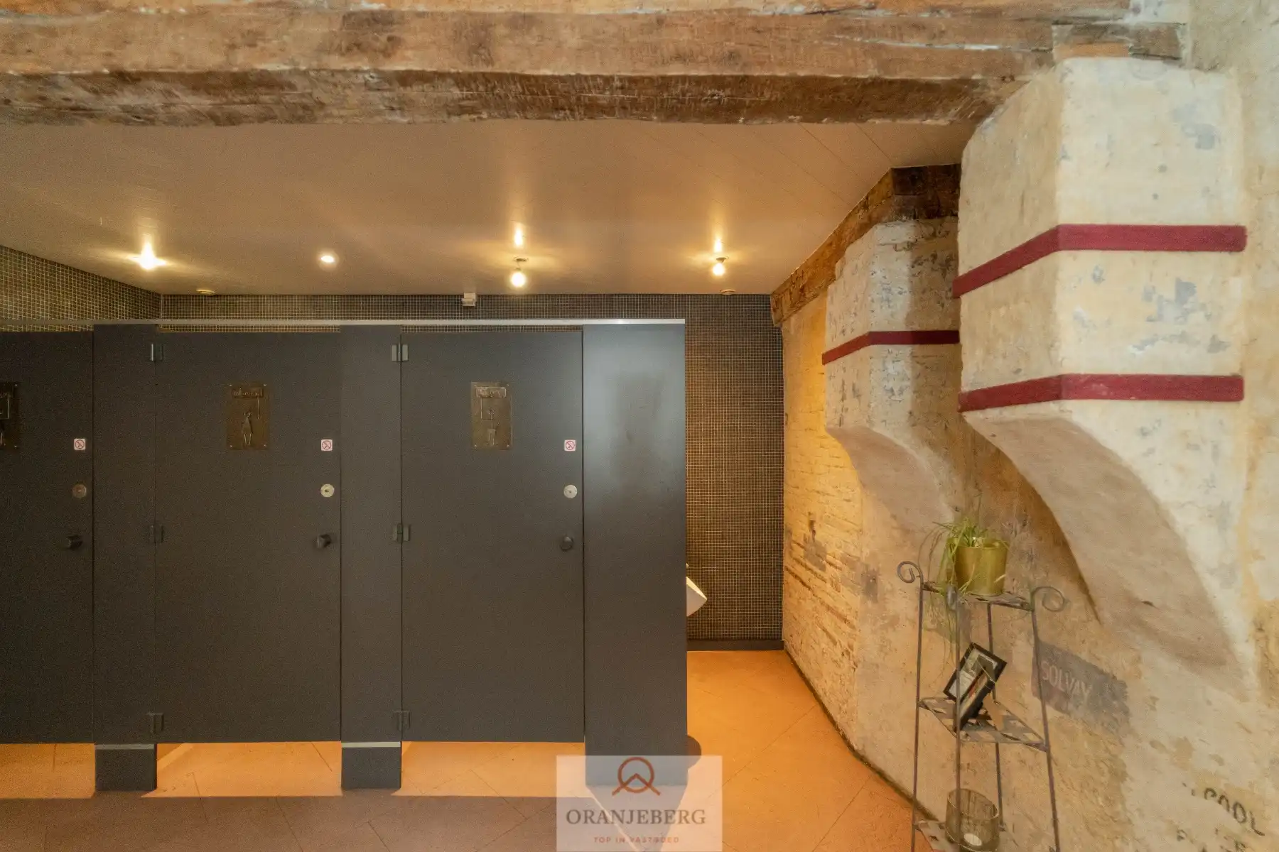 Handelspand in historisch gebouw aan de Vrijdagmarkt foto 21