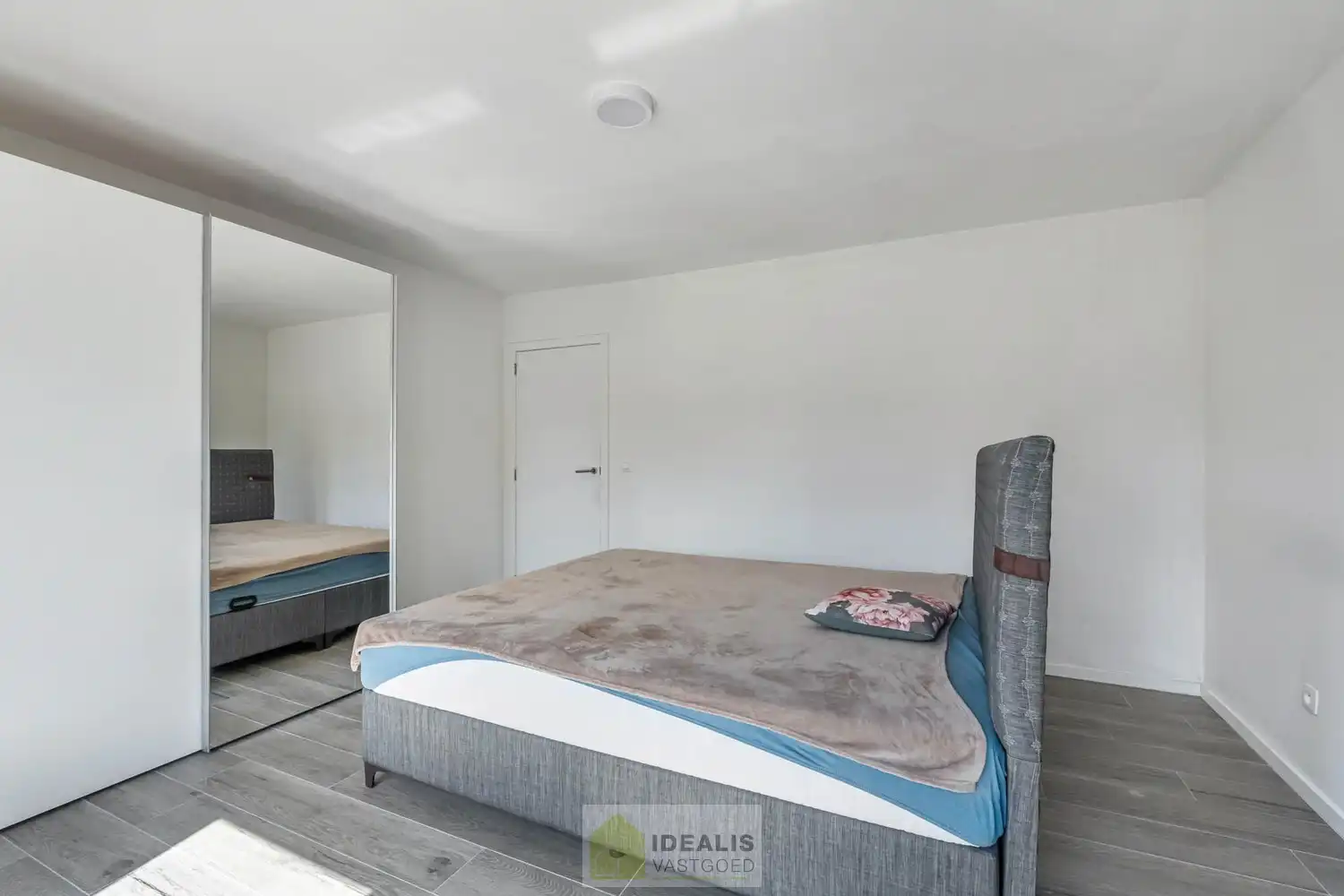 IDEALIS VASTGOED – AANGENAME INSTAPKLARE ÉÉNGEZINSWONING NABIJ HET CENTRUM VAN HEPPEN (LEOPOLDSBURG)! De woning omvat 141m² netto bewoonbare oppervlakte met een fijne leefruimte, 3 slaapkamers, eetkamer, dressing en badkamer!! Zeer geschikt voor kandidaten op zoek naar een instapklare woning met een vlotte bereikbaarheid van woonkernen als Heppen, Leopoldsburg, Beringen en Ham, tevens een vlotte verbinding naar autosnelweg E314! foto 14