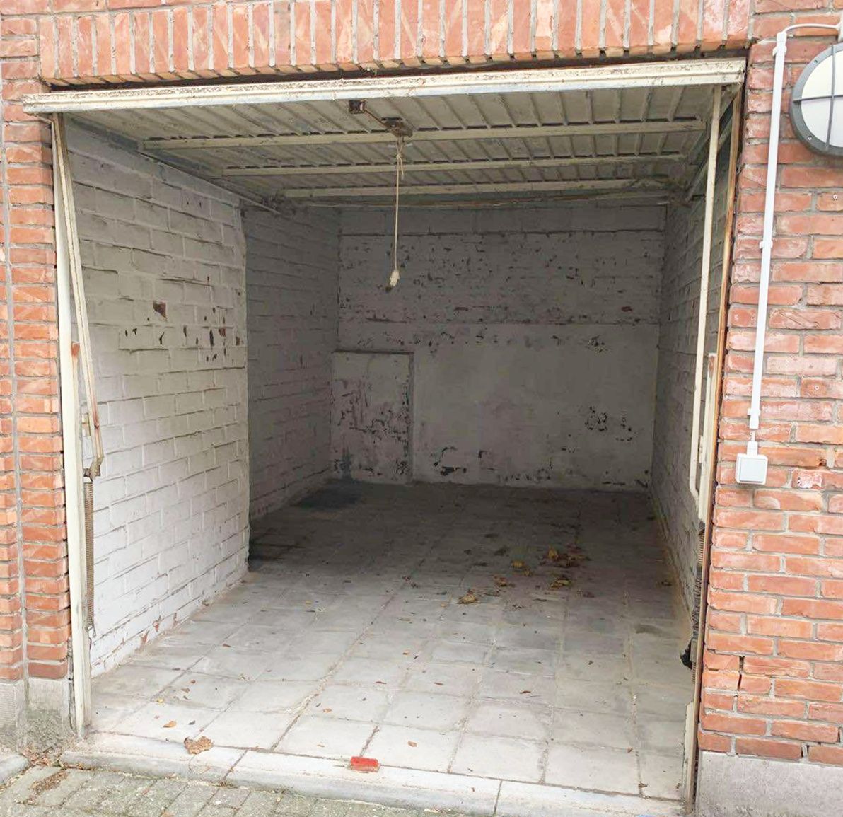 MAKKELIJK GELEGEN GARAGEBOX PARKLAAN foto {{pictureIndex}}