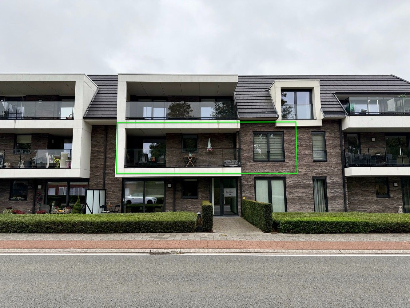 Prachtig appartement met 2 slaapkamers, 2 terrassen en afgesloten garagebox! foto {{pictureIndex}}