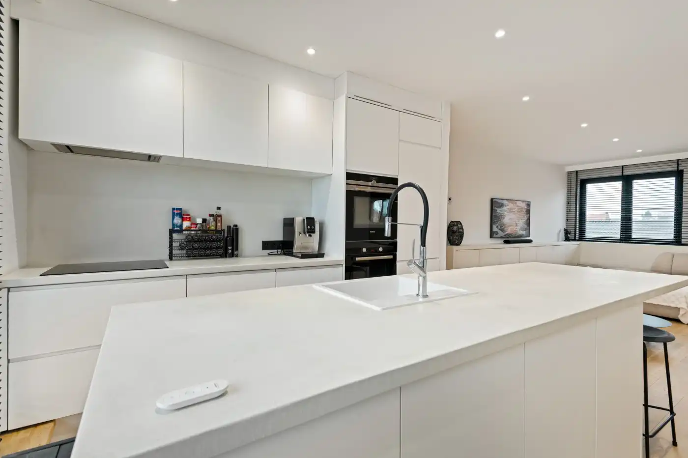 Stijlvol app. op 2e verd. met 2 slpk., groot terras en autostaanplaats foto 10